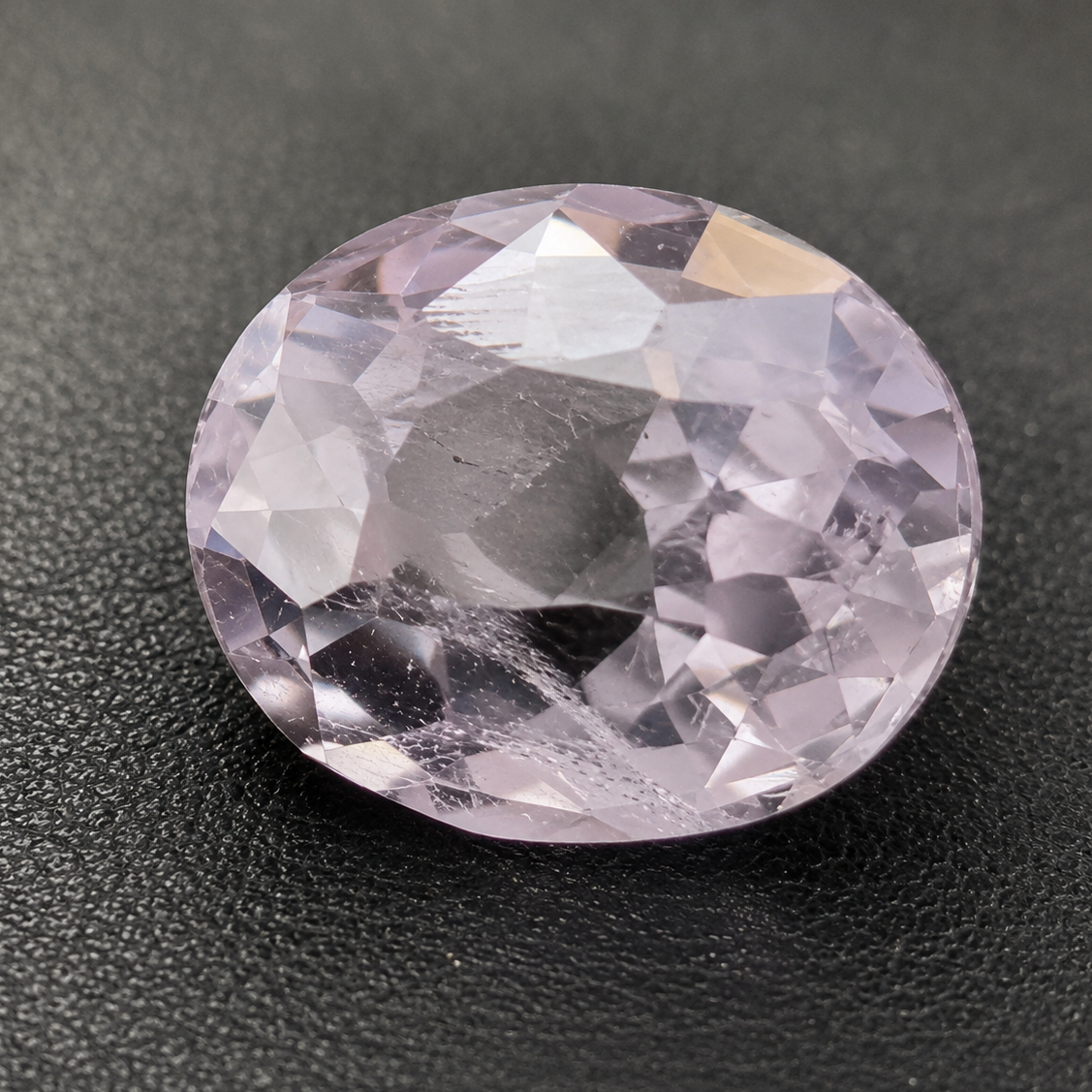 Spinello Grigio Naturale Ovale 0.55ct – Gemma Rara per Alta Gioielleria