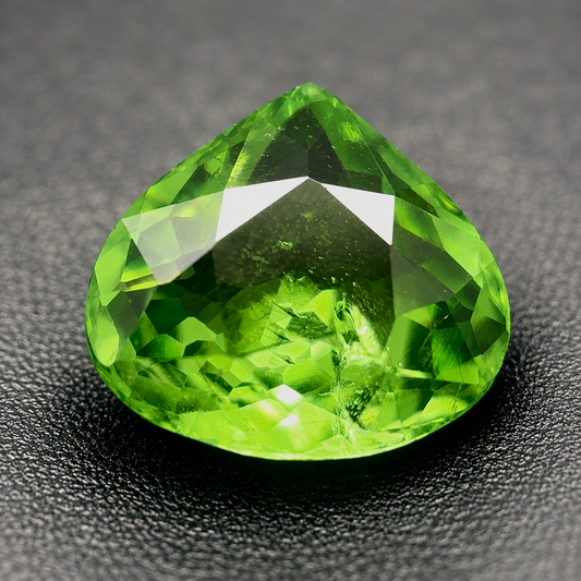 Tsavorite Naturale Goccia 0.90ct – Gemma Rara Verde per Gioielleria