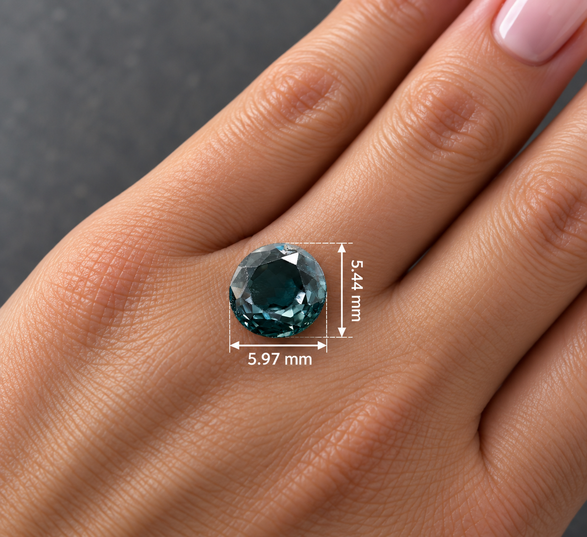 Spinello Grigio Naturale Ovale 0.95ct – Gemma Rara per Alta Gioielleria
