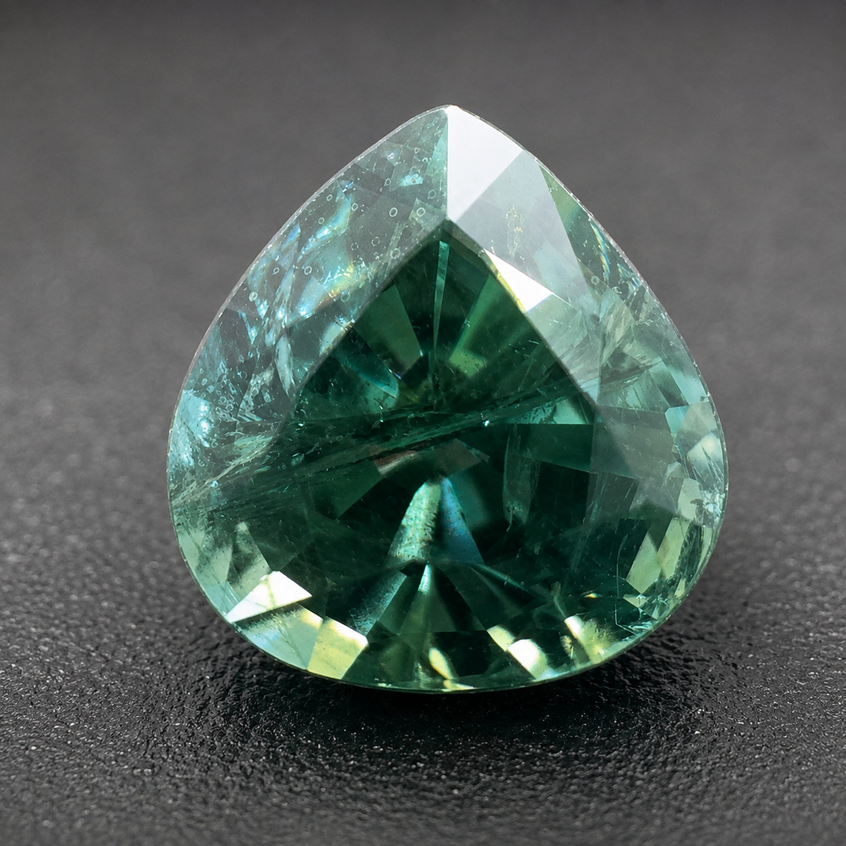 Zaffiro Verde Naturale Goccia 0.65ct – Pietra Preziosa per Alta Gioielleria
