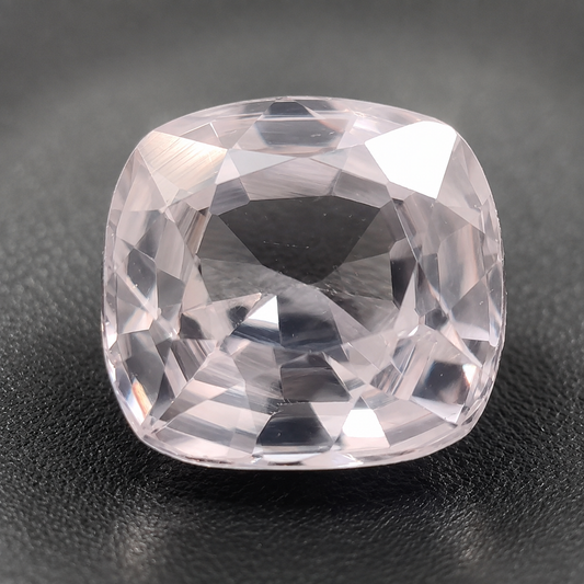 Spinello Grigio Naturale Cushion 0.80ct – Gemma Rara per Alta Gioielleria