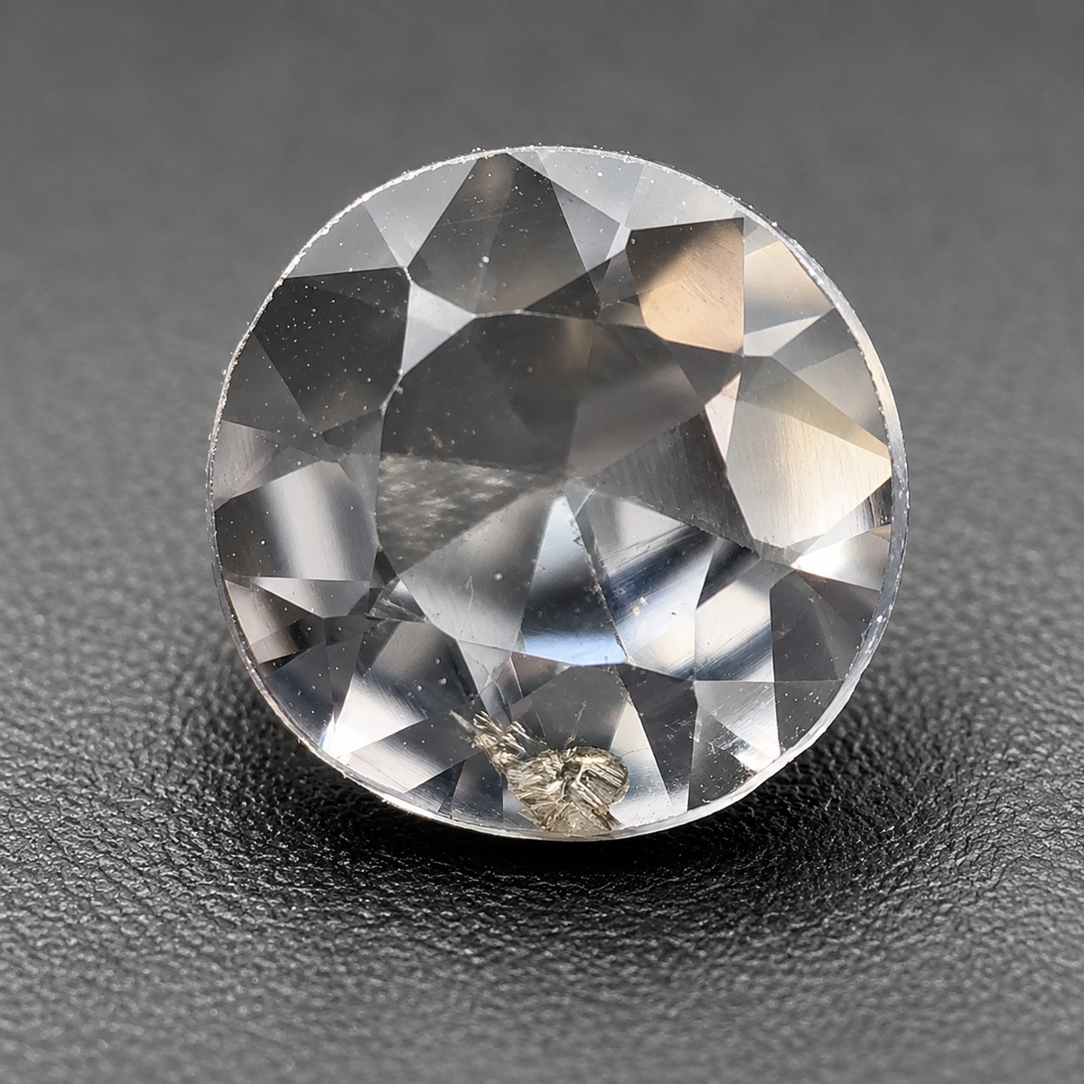 Spinello Grigio Naturale Tondo 0.55ct – Gemma Rara per Alta Gioielleria