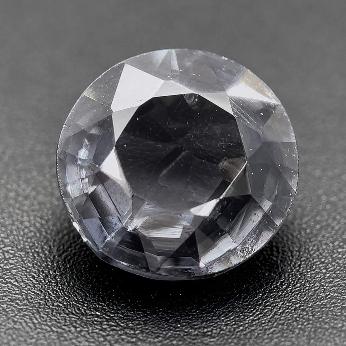 Spinello Grigio Naturale Tondo 0.85ct – Gemma Rara per Alta Gioielleria