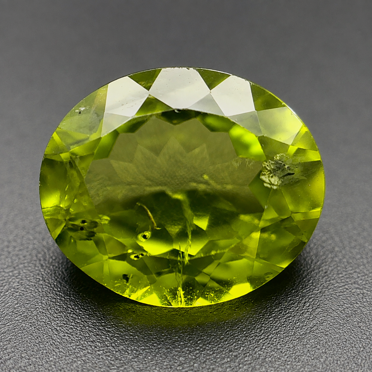 Peridot Naturale Ovale 7.40ct – Pietra Preziosa Verde per Alta Gioielleria