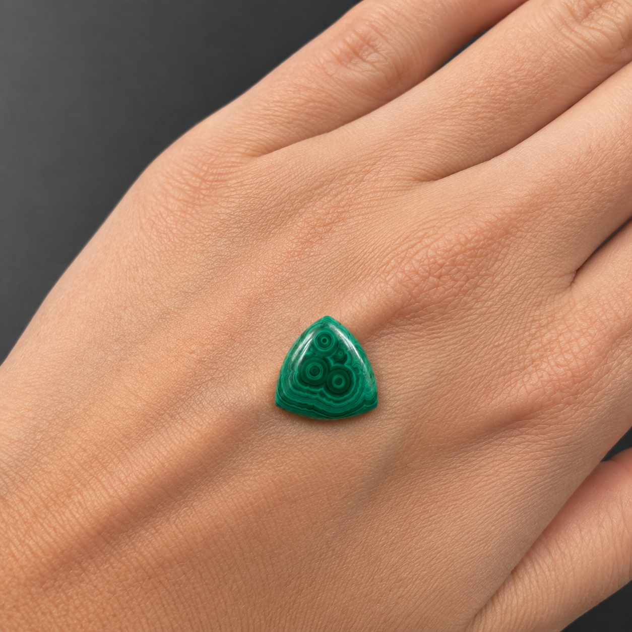 Malachite Naturale Trillion Cabochon 9.65ct – Pietra Semipreziosa Verde per Gioielleria