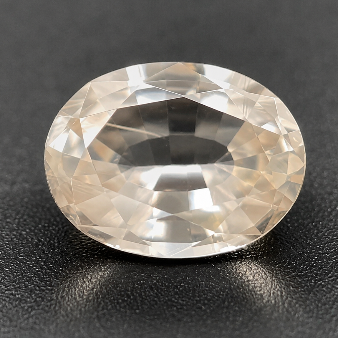 Spinello Bianco Naturale Ovale 0.50ct – Gemma Rara per Alta Gioielleria