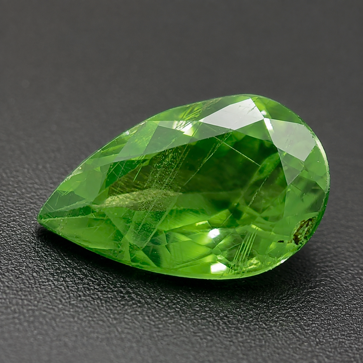 Tsavorite Naturale Goccia 1.15ct – Gemma Rara Verde per Gioielleria