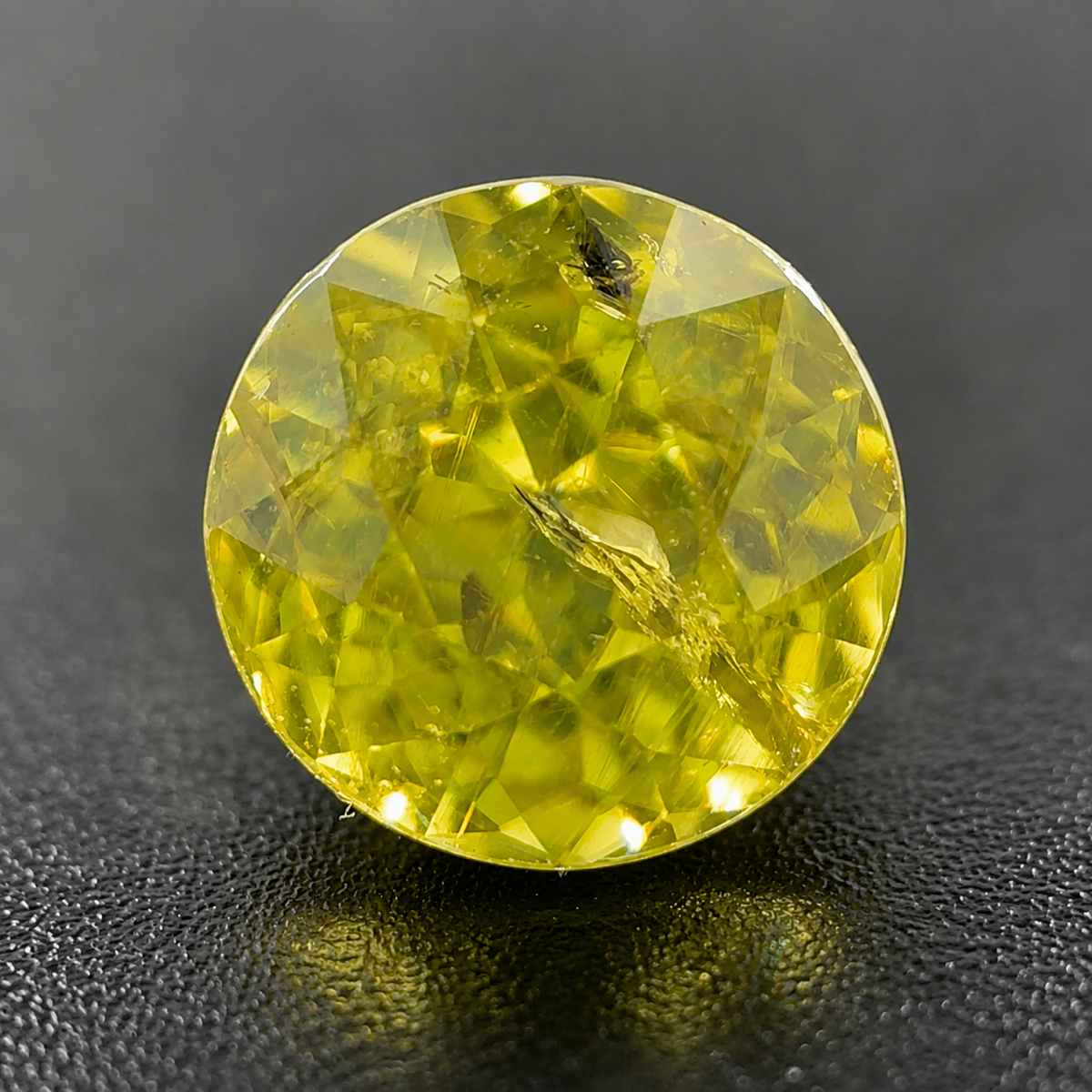 Sphene Naturale Tondo 1.75ct – Gemma Rara Dispersione Fuoco per Gioielleria