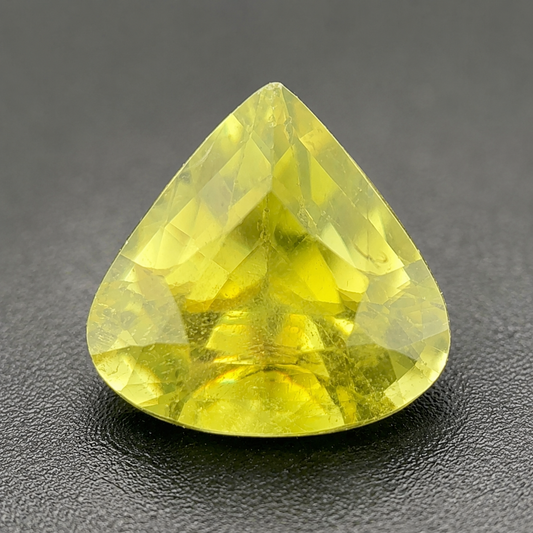 Sphene Naturale Goccia 1.90ct – Gemma Rara Dispersione Fuoco per Gioielleria