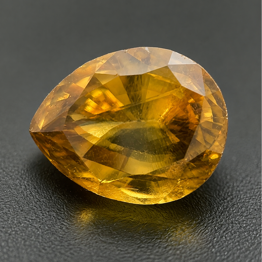 Sphene Naturale Goccia 2.55ct – Gemma Rara Dispersione Fuoco per Gioielleria