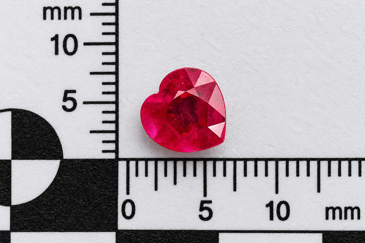 Rubino Naturale Cuore 0.70ct – Pietra Preziosa di Alta Qualità