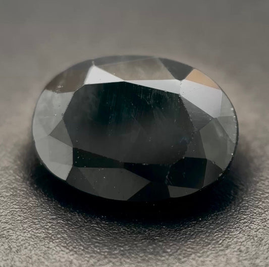 Zaffiro Nero Naturale Ovale 1.85ct – Pietra Preziosa per Alta Gioielleria