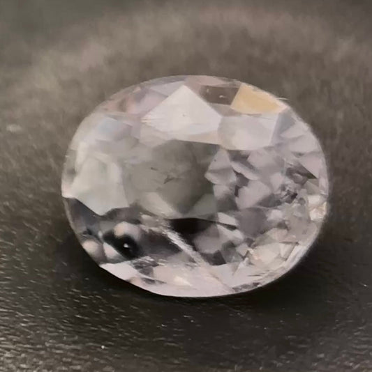 Spinello Grigio Naturale Ovale 0.55ct – Gemma Rara per Alta Gioielleria
