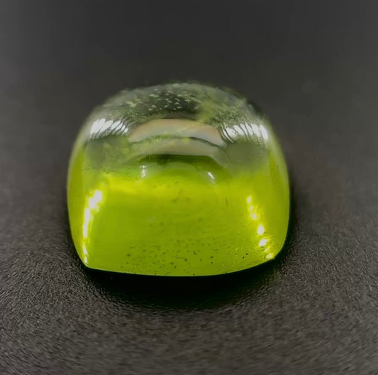 Peridot Naturale Cushion Cabochon 4.25ct – Pietra Preziosa Verde per Gioielleria