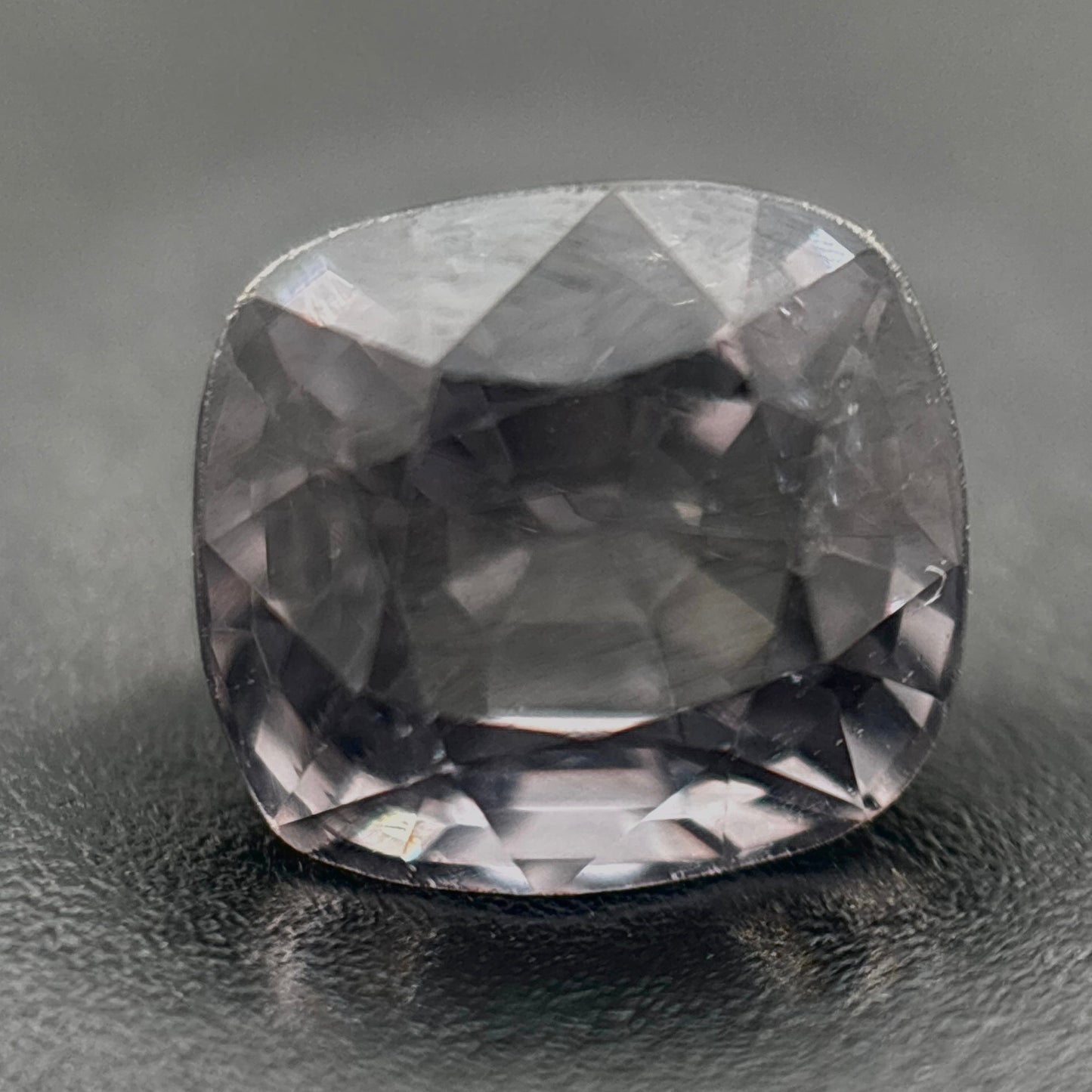 Spinello Grigio Naturale Cushion 1.10ct – Gemma Rara per Alta Gioielleria