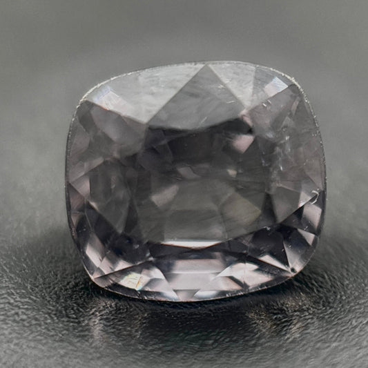 Spinello Grigio Naturale Cushion 1.10ct – Gemma Rara per Alta Gioielleria