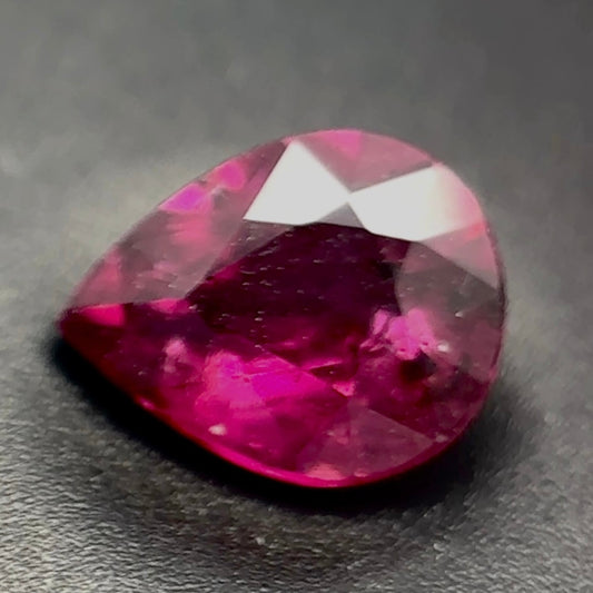 Rodolite Naturale Goccia 1.45ct – Granato Porpora per Alta Gioielleria