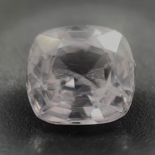 Spinello Grigio Naturale Cushion 0.80ct – Gemma Rara per Alta Gioielleria