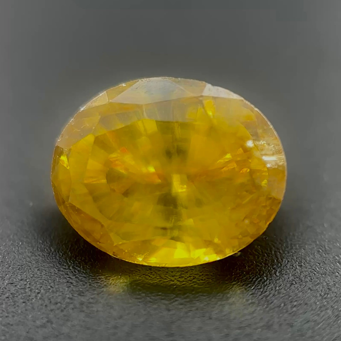 Sphene Naturale Ovale 1.80ct – Gemma Rara Dispersione Fuoco per Gioielleria
