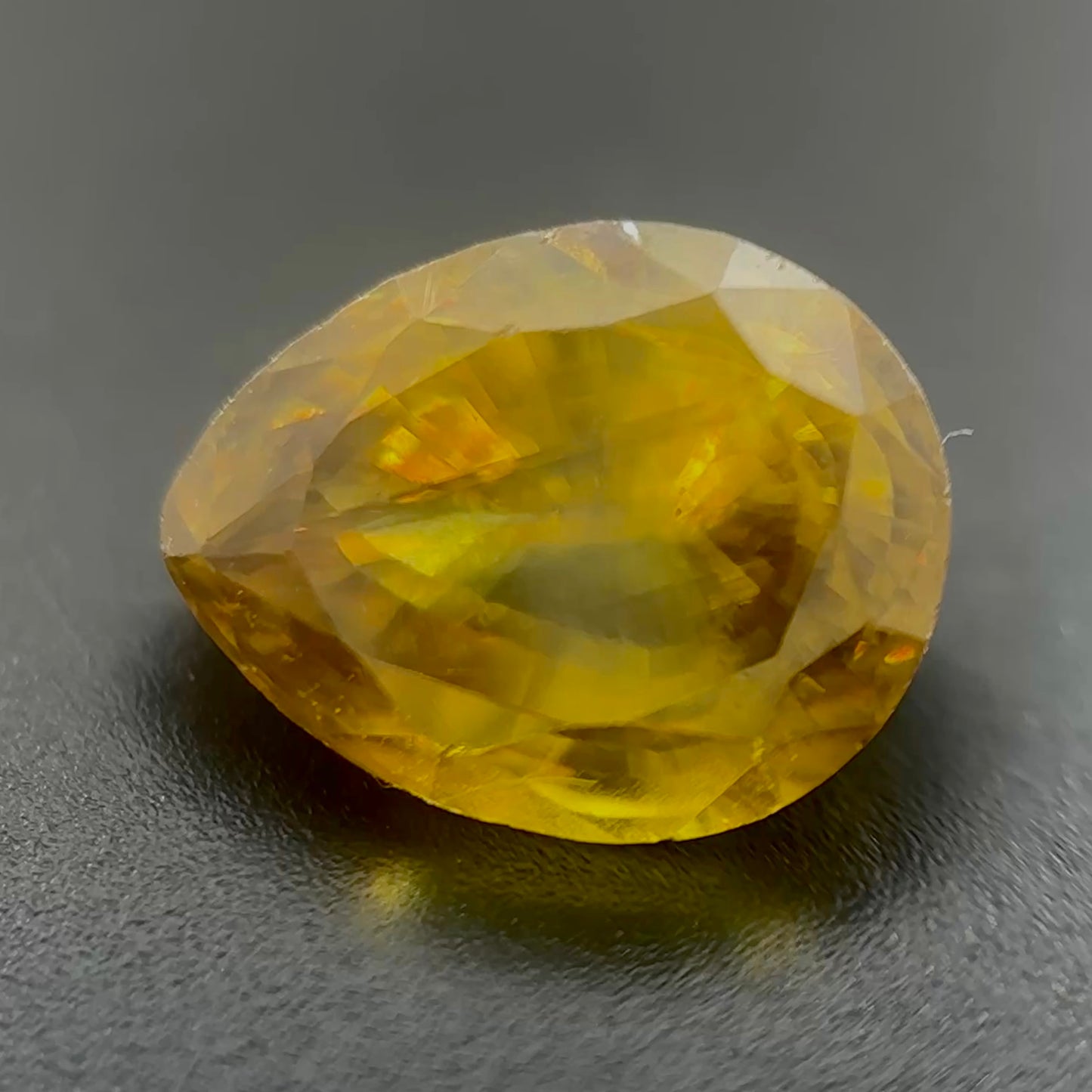 Sphene Naturale Goccia 2.55ct – Gemma Rara Dispersione Fuoco per Gioielleria