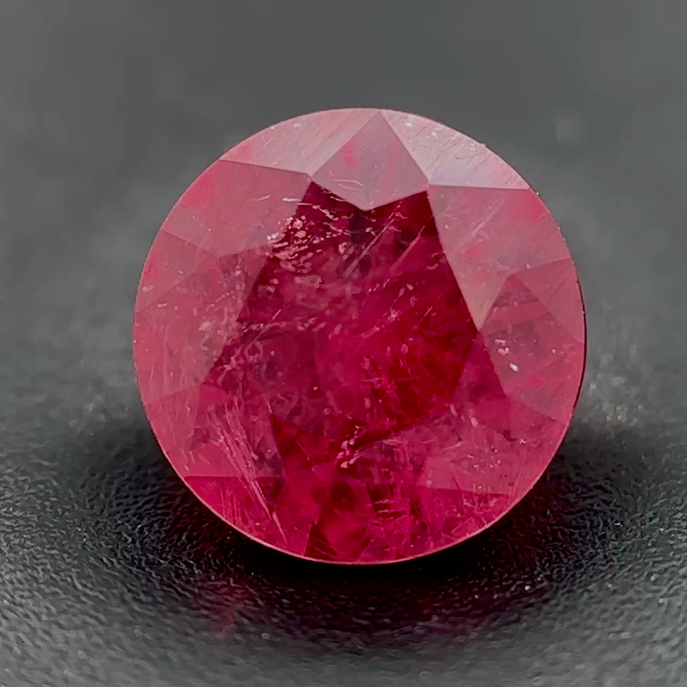 Rubino Naturale Tondo 1.23ct – Pietra Preziosa di Alta Qualità