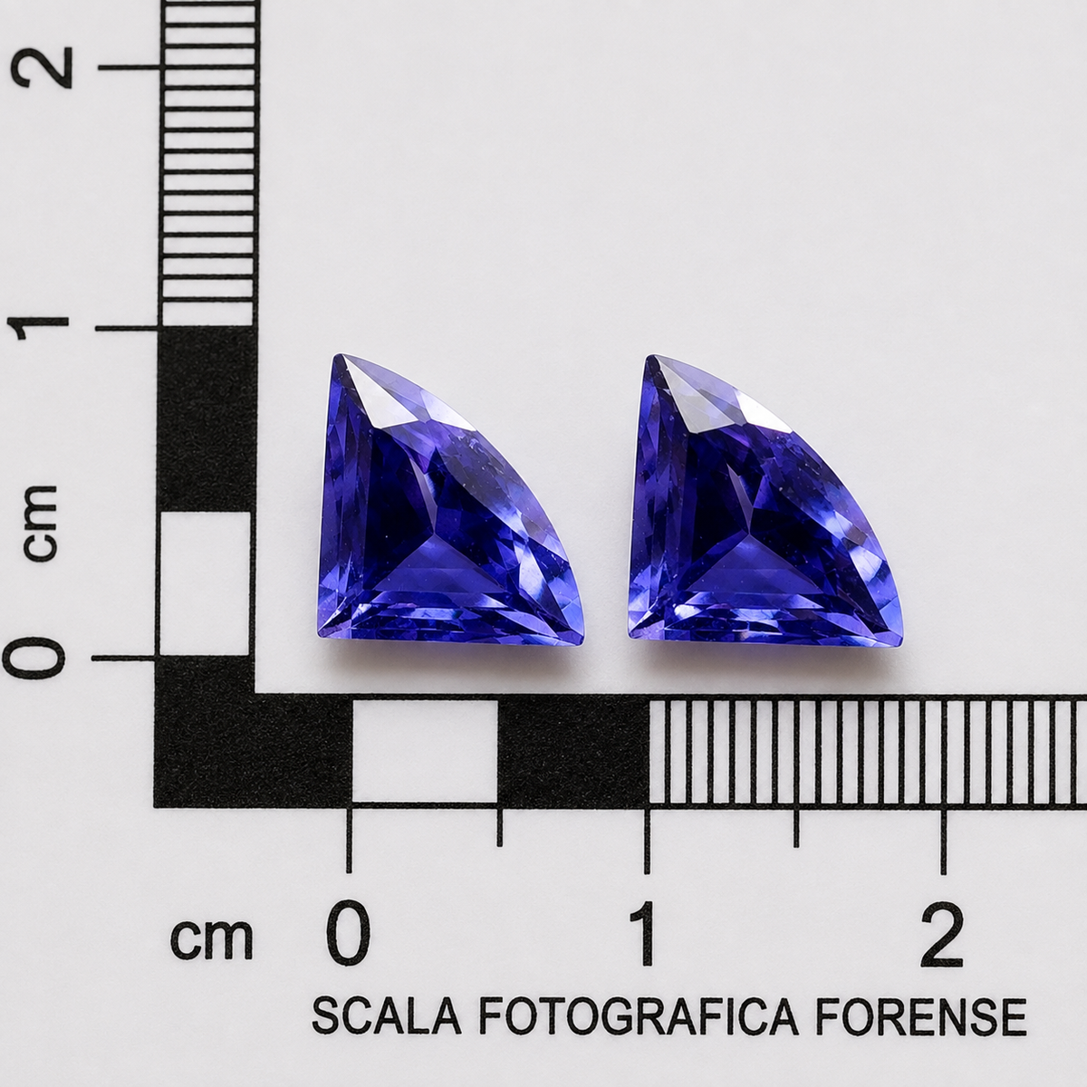 Iolite Naturale Ventagli 1.80ct – Gemma Viola Pleocroica per Gioielleria