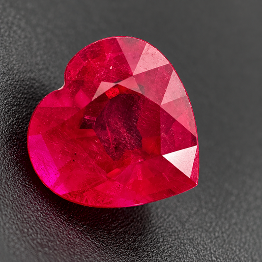 Rubino Naturale Cuore 0.70ct – Pietra Preziosa di Alta Qualità