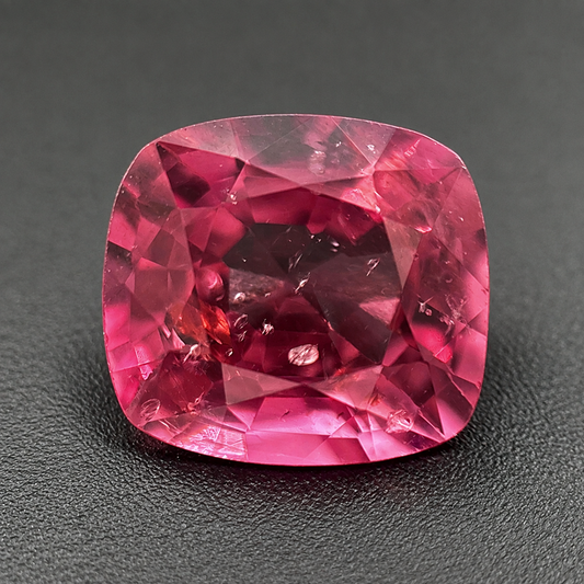 Spinello Rosso Naturale Cushion 1.60ct – Gemma Rara per Alta Gioielleria