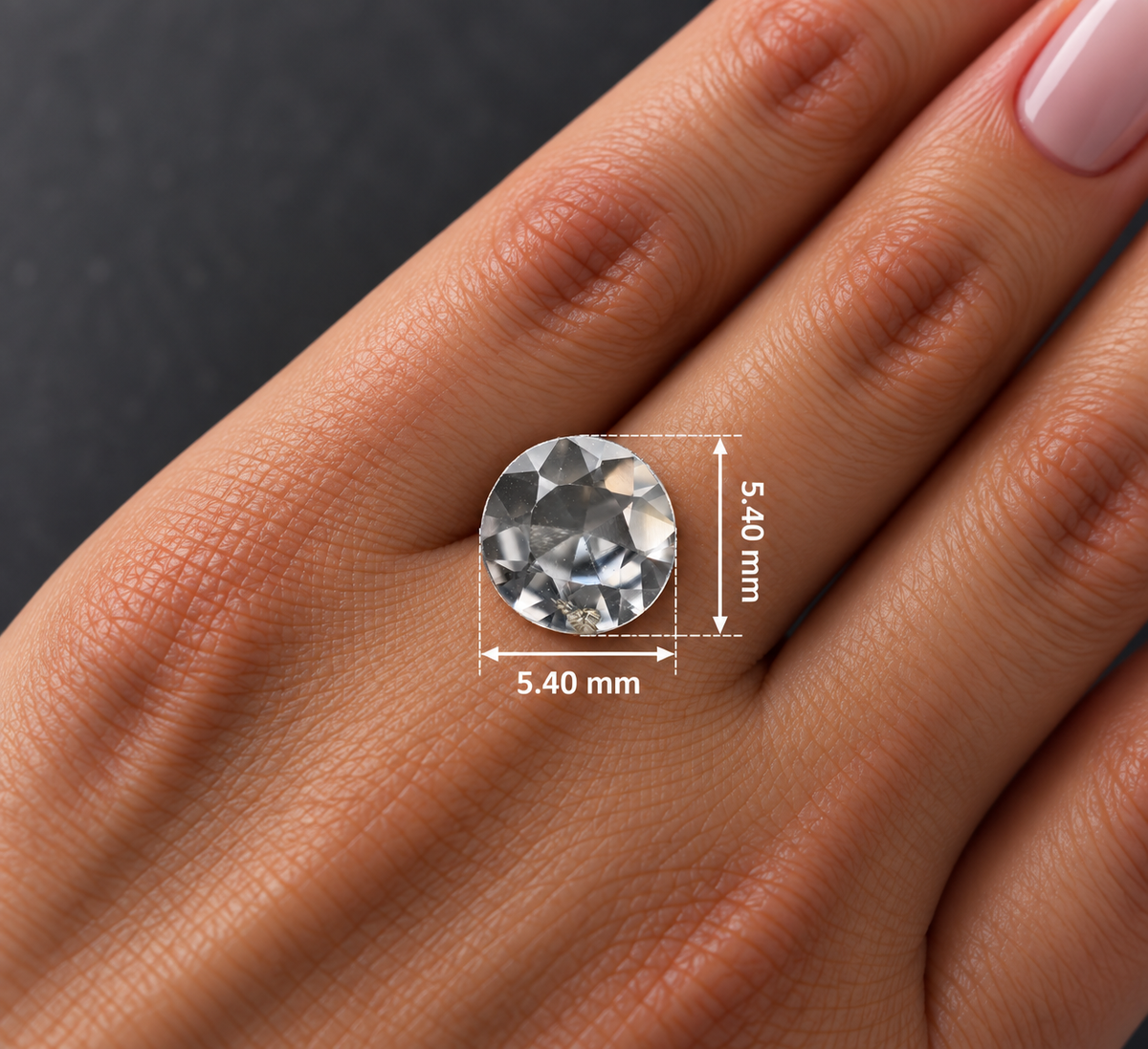 Spinello Grigio Naturale Tondo 0.55ct – Gemma Rara per Alta Gioielleria