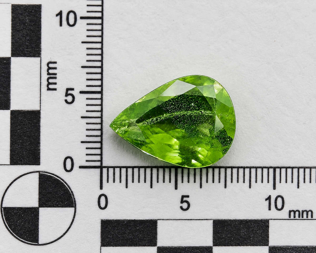 Tsavorite Naturale Goccia 1.40ct – Gemma Rara Verde per Gioielleria