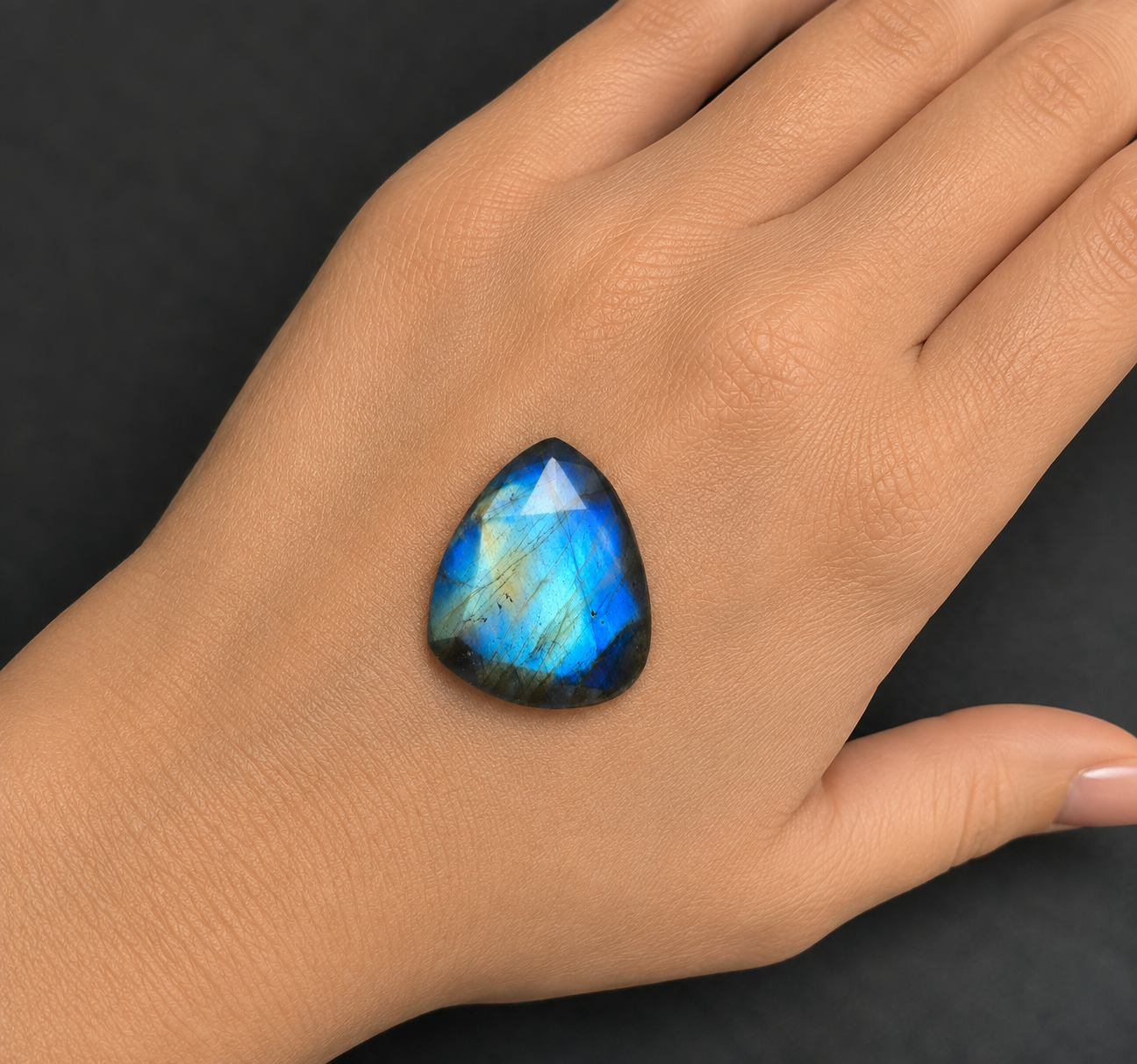 Labradorite Naturale Goccia 9.90ct – Pietra Semipreziosa Labradorescente per Gioielleria
