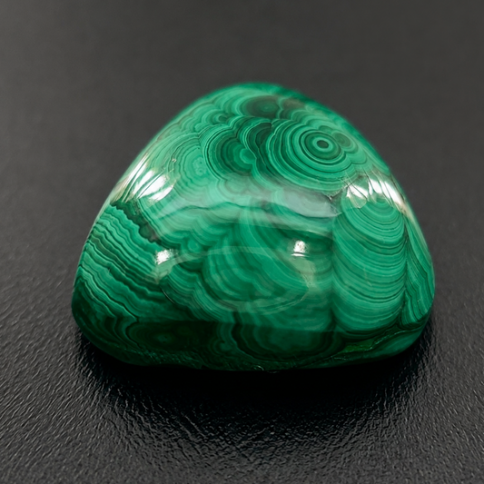 Malachite Naturale Trillion Cabochon 9.65ct – Pietra Semipreziosa Verde per Gioielleria