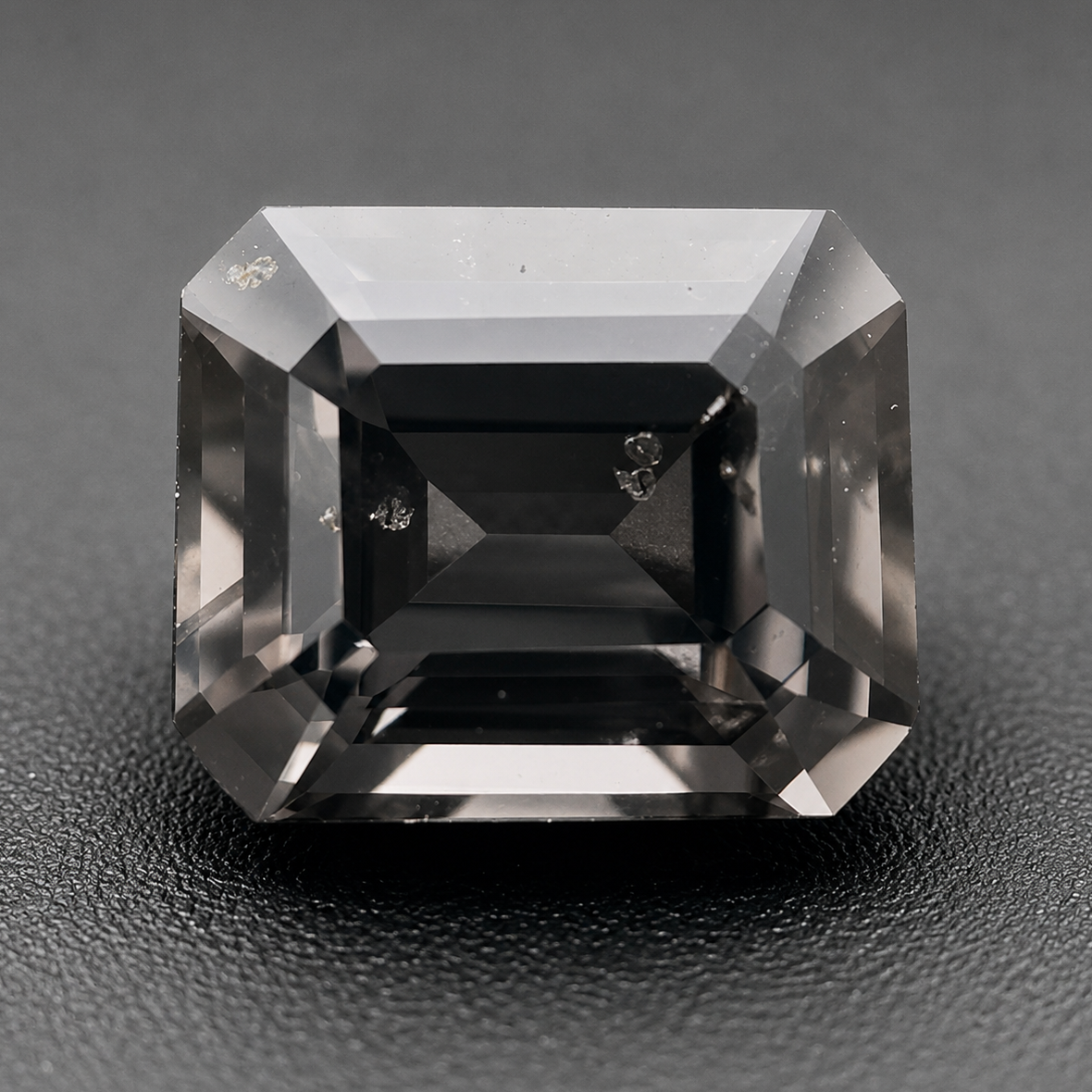 Spinello Grigio Naturale Ottagono 0.95ct – Gemma Rara per Alta Gioielleria