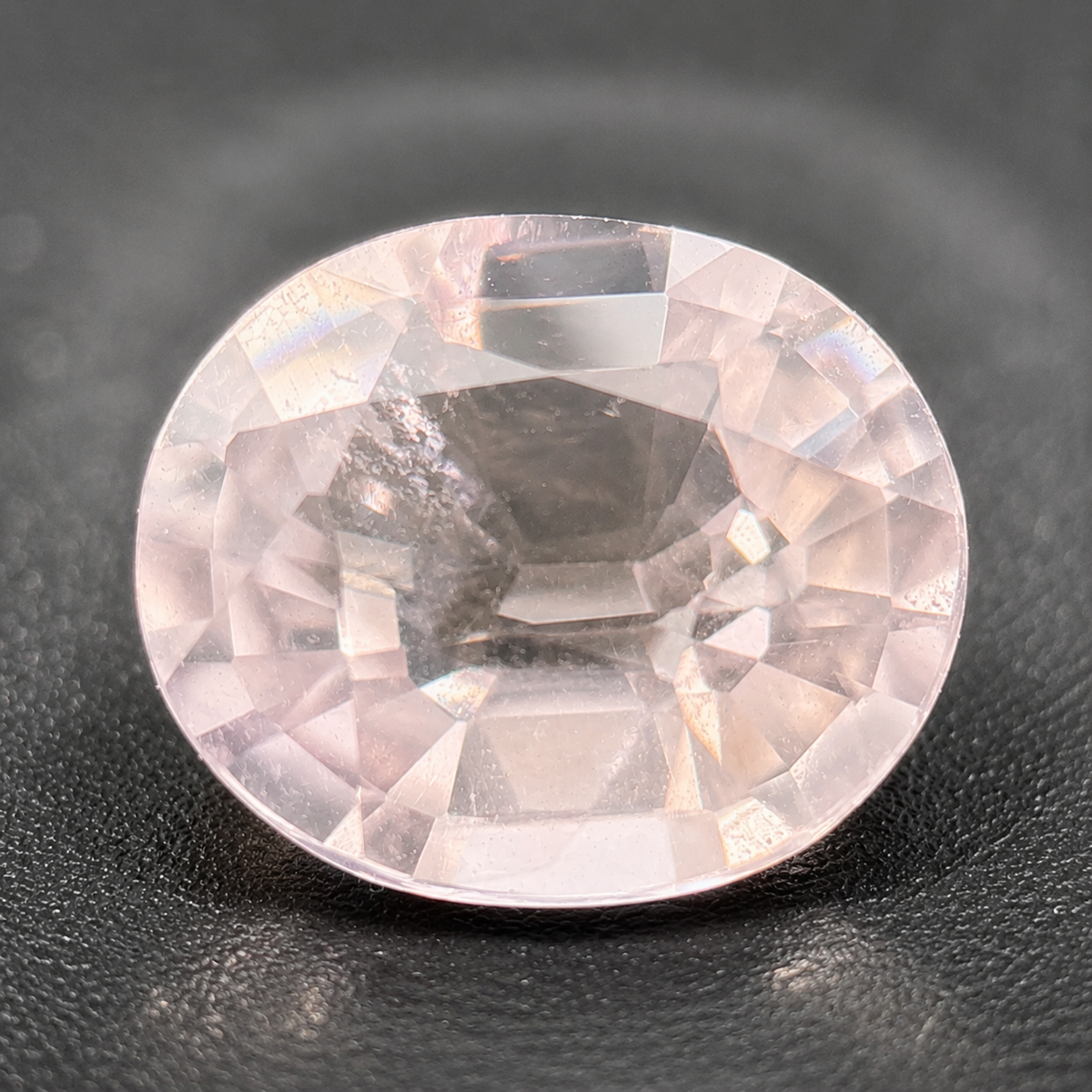 Spinello Bianco Naturale Ovale 0.70ct – Gemma Rara per Alta Gioielleria