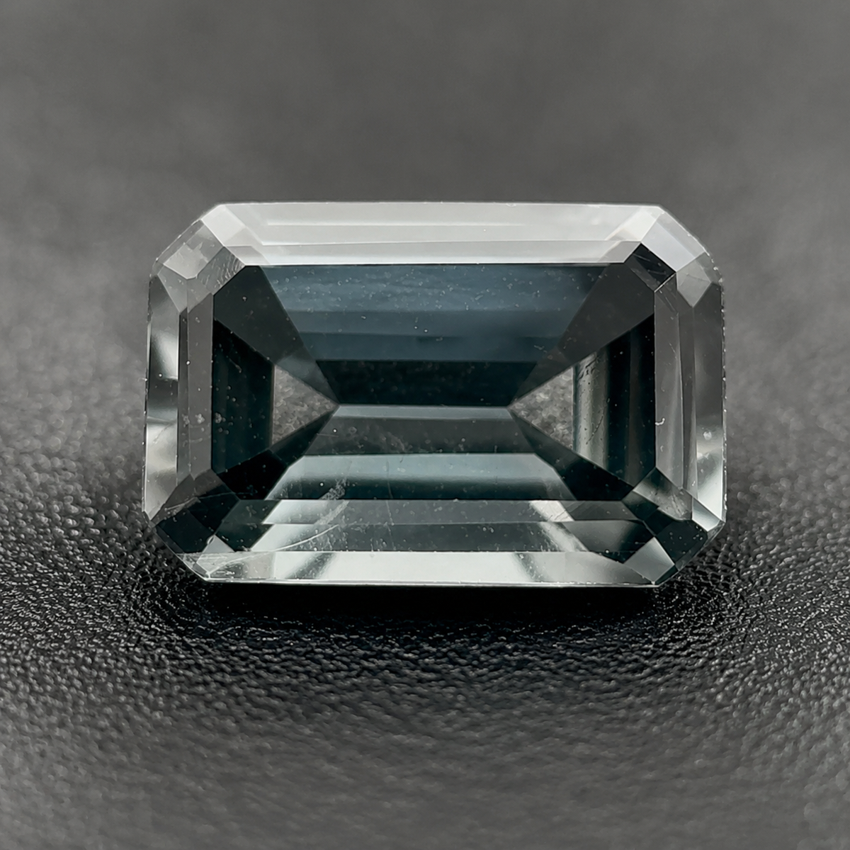 Spinello Grigio Naturale Ottagono 0.50ct – Gemma Rara per Alta Gioielleria