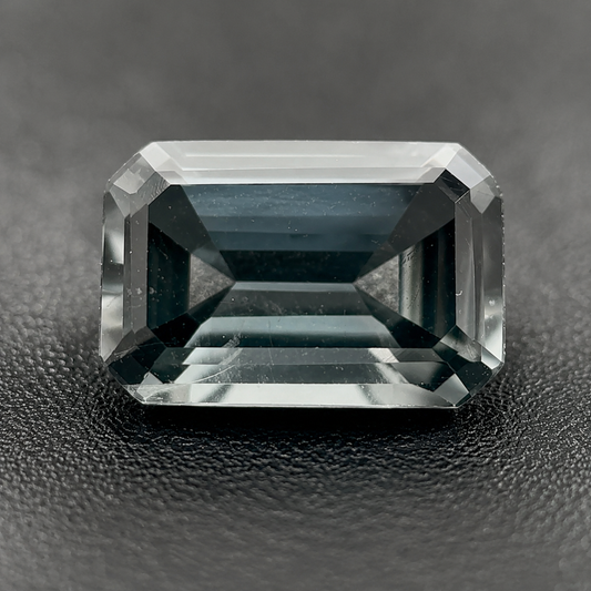 Spinello Grigio Naturale Ottagono 0.50ct – Gemma Rara per Alta Gioielleria