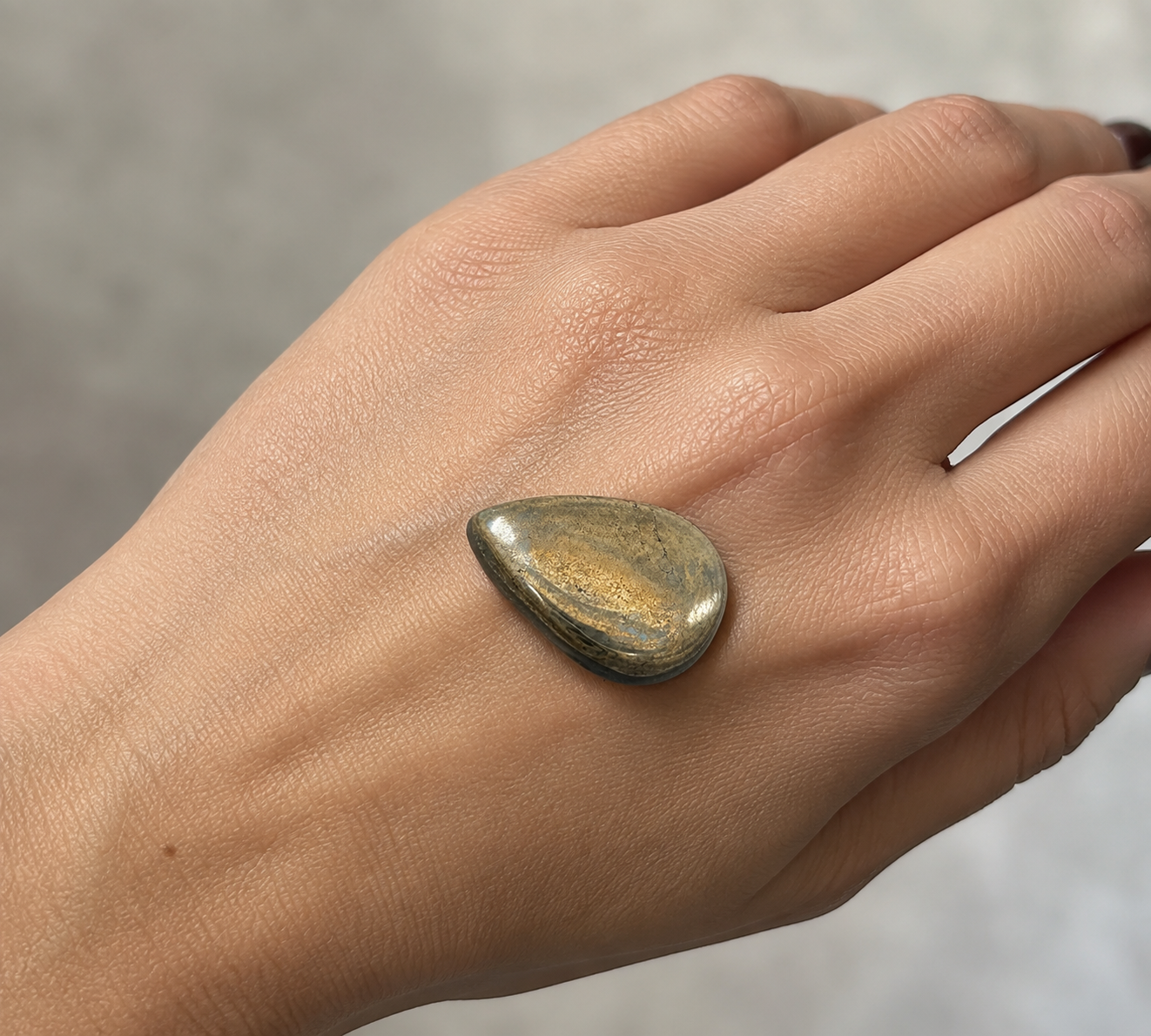 Ematite Naturale Goccia Cabochon 24.15ct – Pietra Semipreziosa per Gioielleria