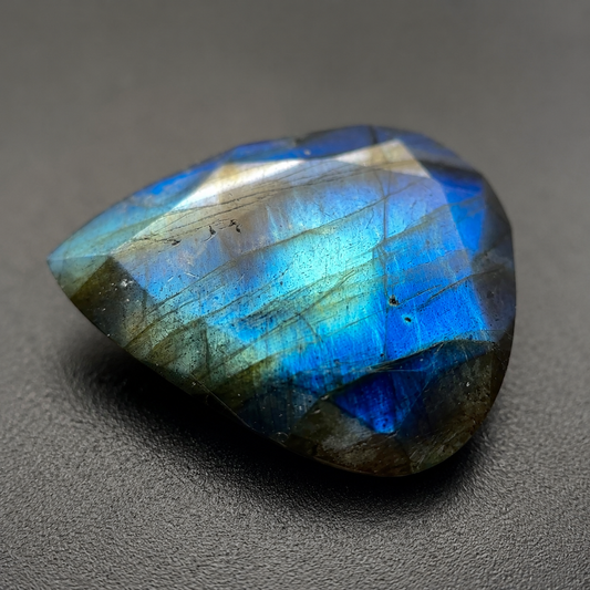 Labradorite Naturale Goccia 9.90ct – Pietra Semipreziosa Labradorescente per Gioielleria