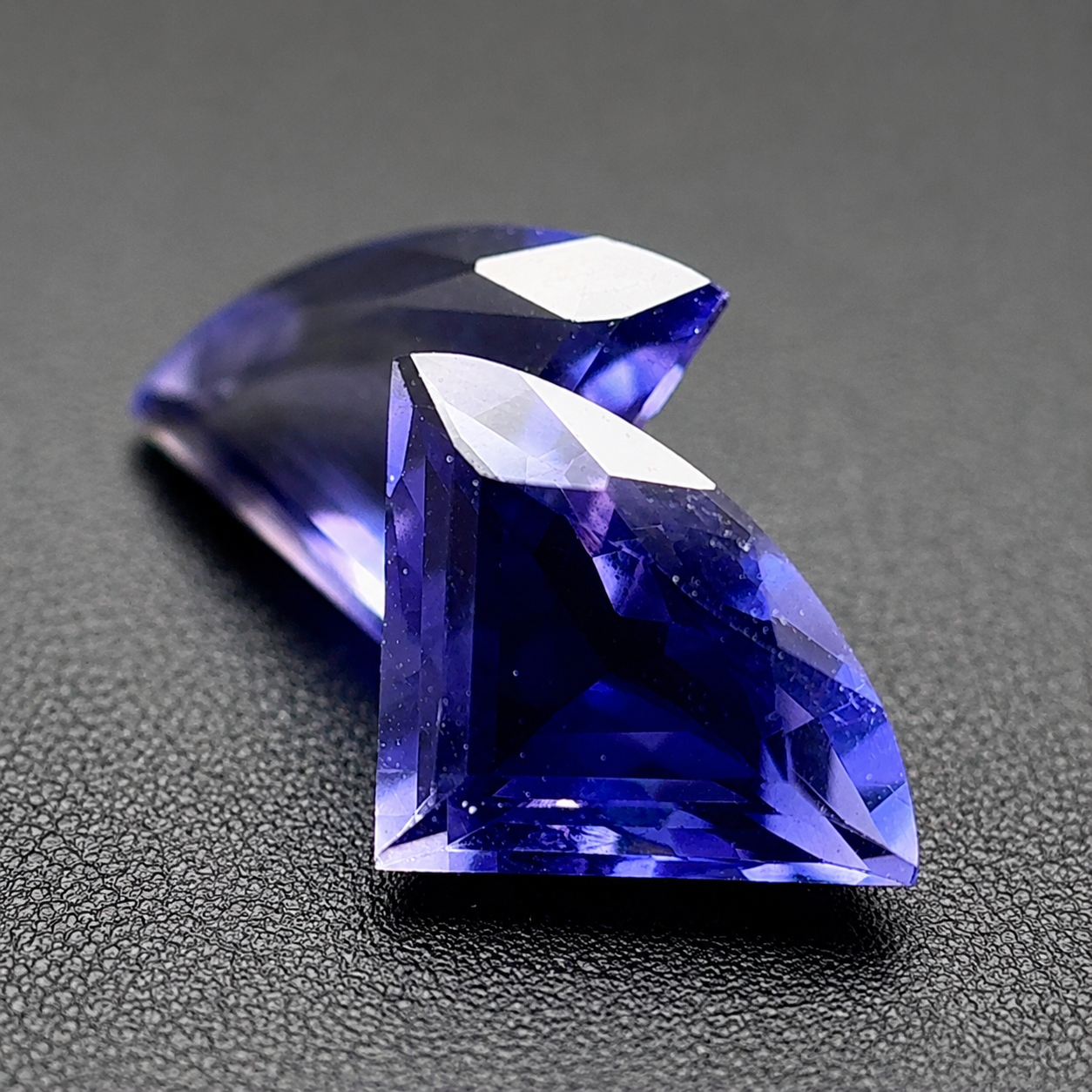 Iolite Naturale Ventagli 1.80ct – Gemma Viola Pleocroica per Gioielleria