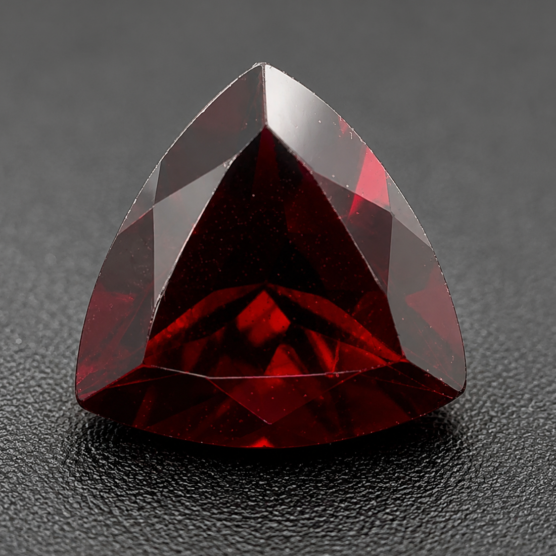 Granato Naturale Trillion 1.75ct – Pietra Preziosa Rossa per Gioielleria