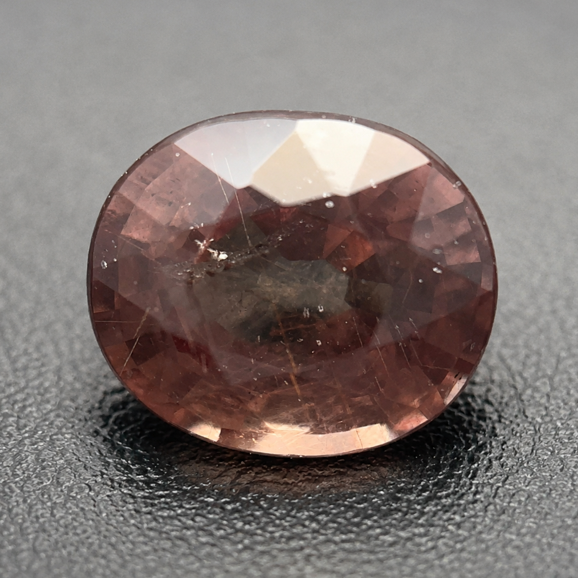 Granato ColorChange Naturale Ovale 0.80ct – Gemma Rara Cambia Colore